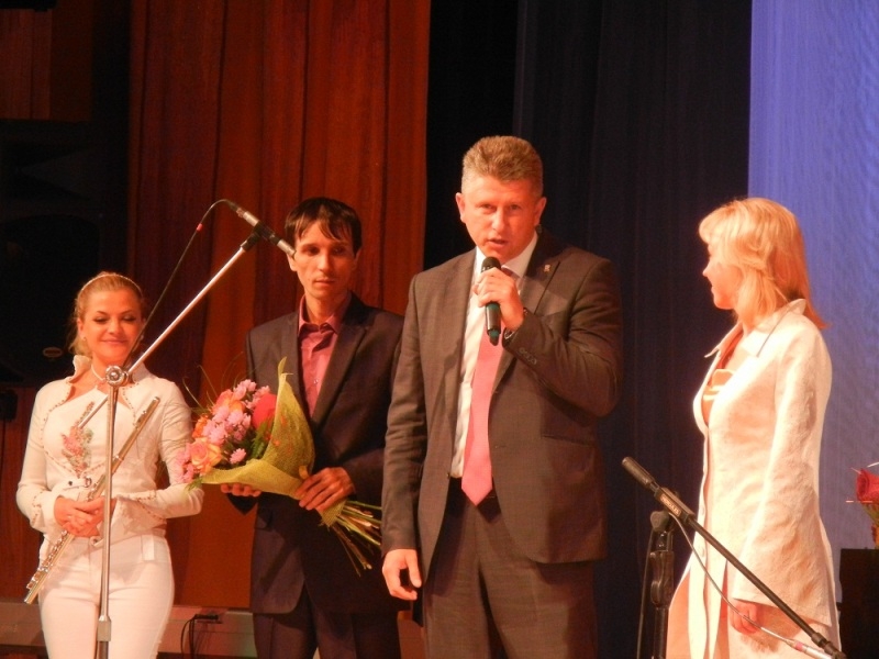 Коллектив областной филармонии подарил к 75-летию Биробиджана Встречи у рояля