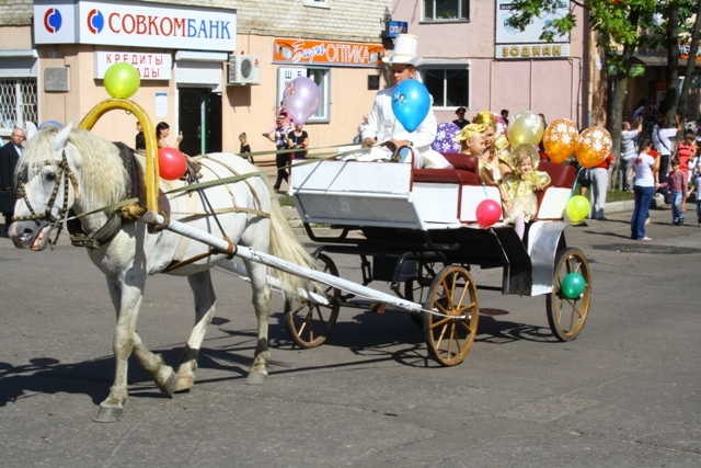 Воглавила колонну конная повозка