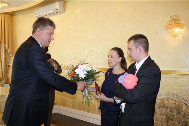 Счастливых родителей поздравил мэр города Андрей Пархоменко
