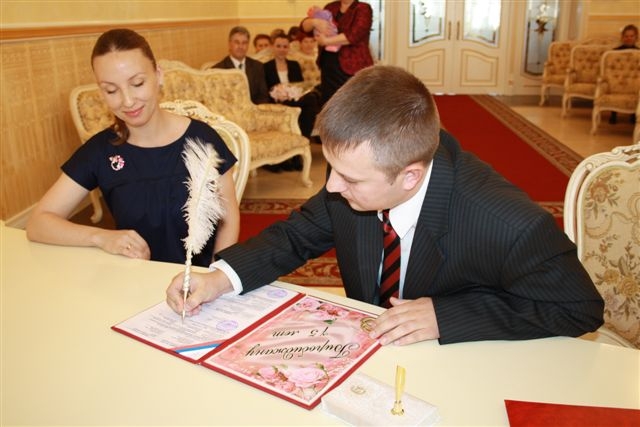 Сначала свою подпись поставил папа – Николай Новиков