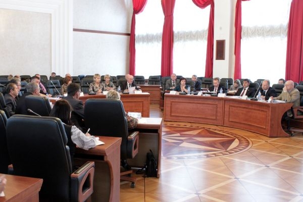 Законы о поддержке приемных семей и молодых специалистов обсудили в Заксобрании ЕАО