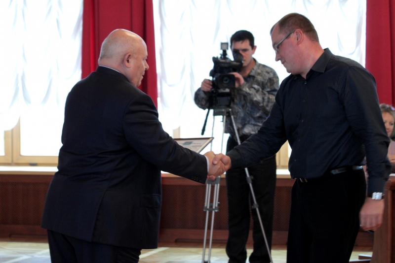 Законы о поддержке приемных семей и молодых специалистов обсудили в Заксобрании ЕАО