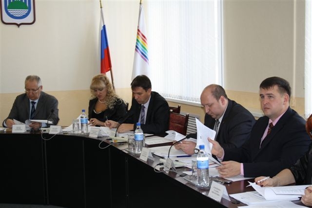 Вновь избранным депутатам городской Думы Биробиджана вручили удостоверения и значки