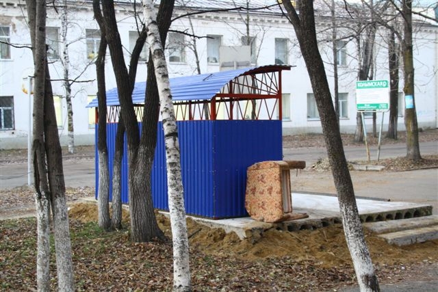Контейнерную площадку в Биробиджане установили рядом с мемориальной доской