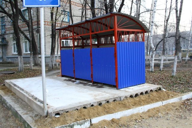 Контейнерную площадку в Биробиджане установили рядом с мемориальной доской