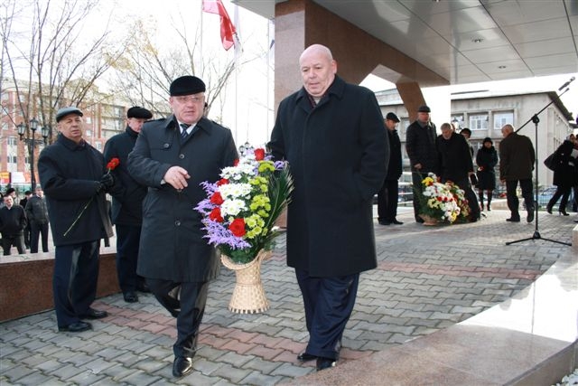 Открыта мемориальная доска погибшему депутату парламента ЕАО Сергею Лаврикову