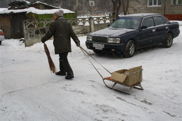 Песок для посыпания льда возят в санках