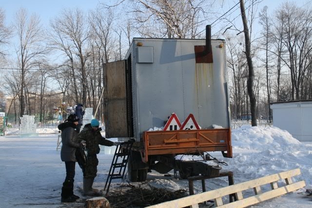 Строительство ледового городка продолжается в ПКО Биробиджана