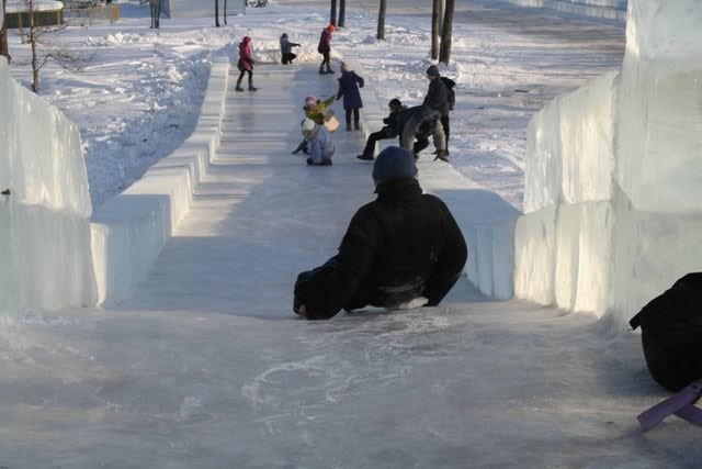 Строительство ледового городка продолжается в ПКО Биробиджана