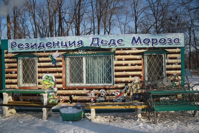 Строительство ледового городка продолжается в ПКО Биробиджана