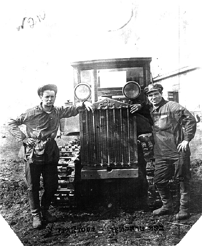 Один из первых гусеничных тракторов перед отправкой в Бирофельд. 1930г.