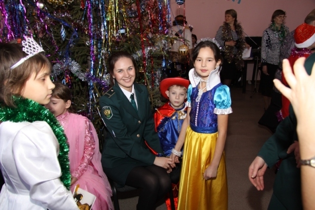С наступающим Новым годом поздравили таможенники ЕАО своих подшефных