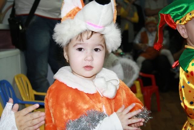 Все дети были одеты в новогодние костюмы