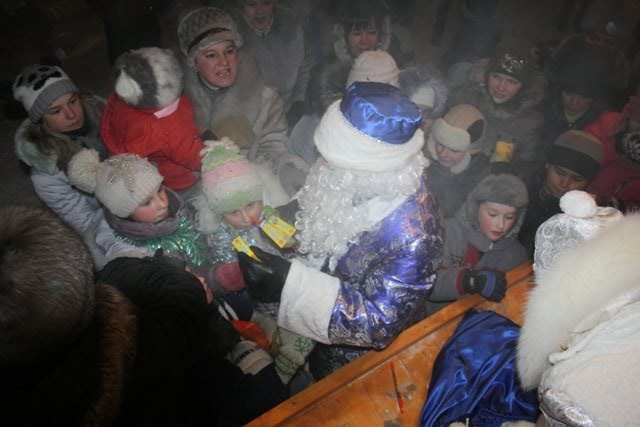 В ночь на Новый год в ледовом городке состоялось представление резидентов Деда Мороза