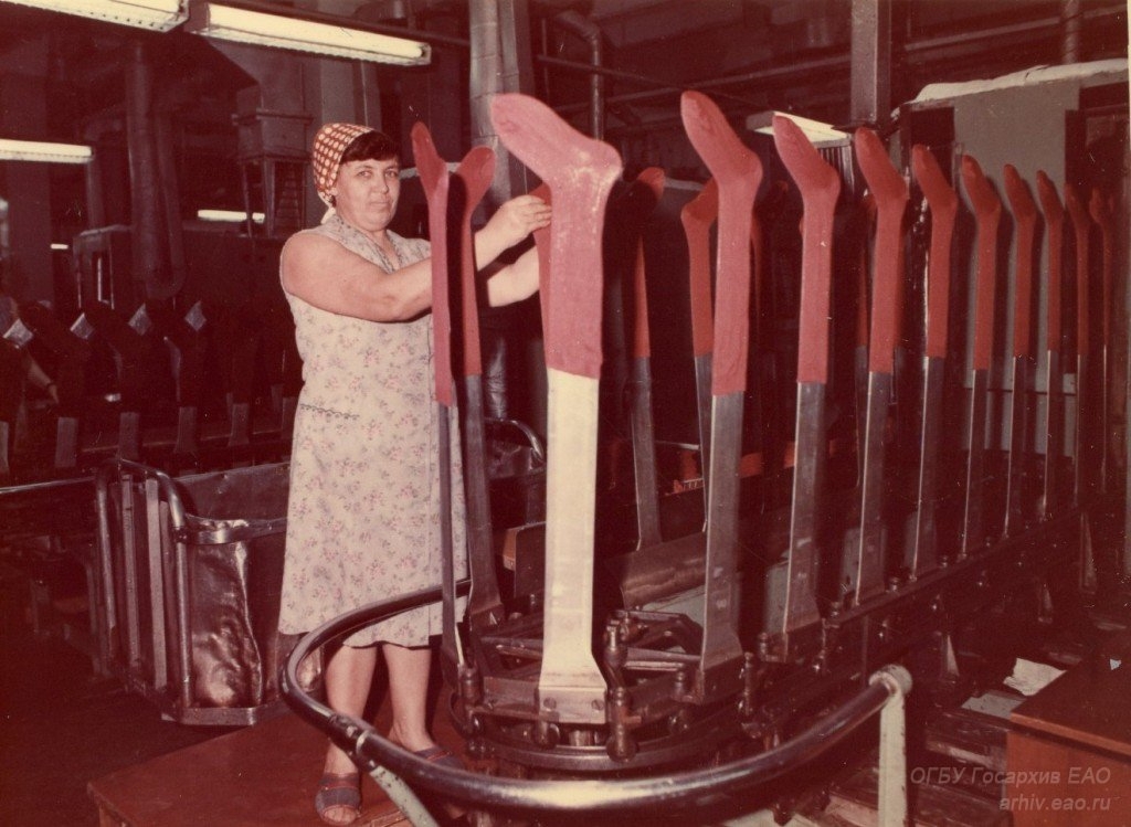 Формировка чулочно-носочных изделий в красильном цехе. 1984 г. Госархив ЕАО