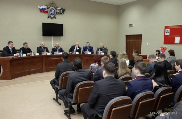 Сотрудников Следственного комитета на торжественном собрании поздравил губернатор ЕАО