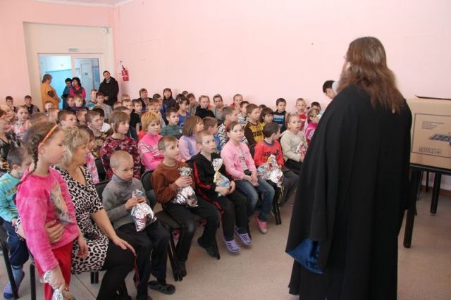 Воспитанников детских домов в Биробиджане поздравили с наступающим праздником Крещения