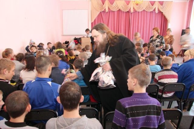 Воспитанников детских домов в Биробиджане поздравили с наступающим праздником Крещения