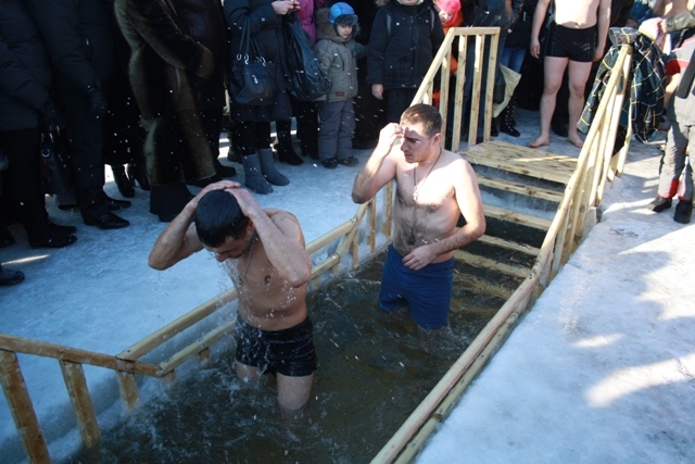 Воду в двух расположенных рядом иорданях освятили в Биробиджане