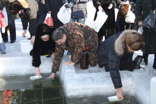 Воду в двух расположенных рядом иорданях освятили в Биробиджане