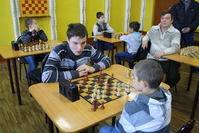 В шахматы семьями сыграли в Биробиджане