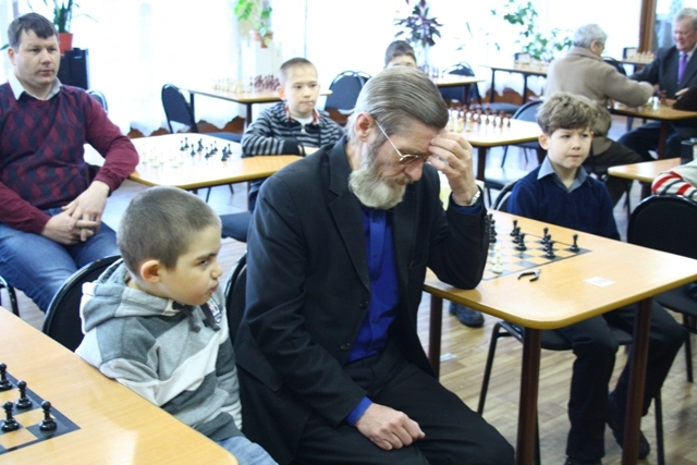 Мастер ФИДЕ Валерий Миронов и его внук Миша