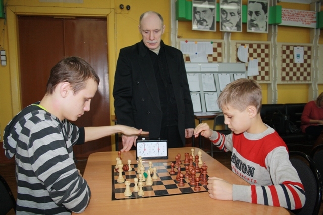 Юрий Гранин наблюдает за разминкой сыновей Дмитрия и Вячеслава