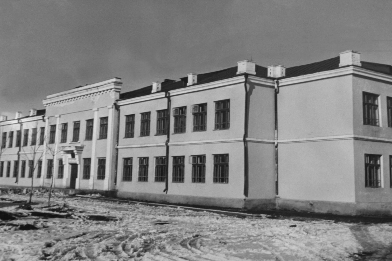 Школа-интернат. Много лет здание школы было как на фото ,а потом ей достроили этаж и теперь это здание 3-х этажное, а спальный корпус 3- х этажный был изначально Госархив ЕАО