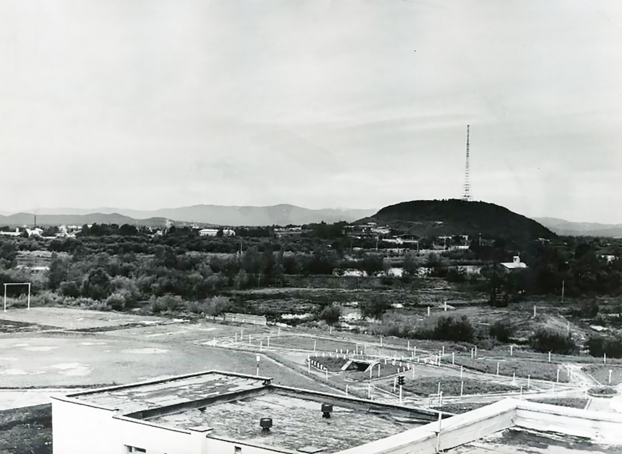 Сопка с телевышкой. Вид с крыши Дома Пионеров