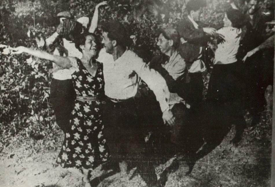 На массовом гулянии, посвященном открытию парка. 1936 г.