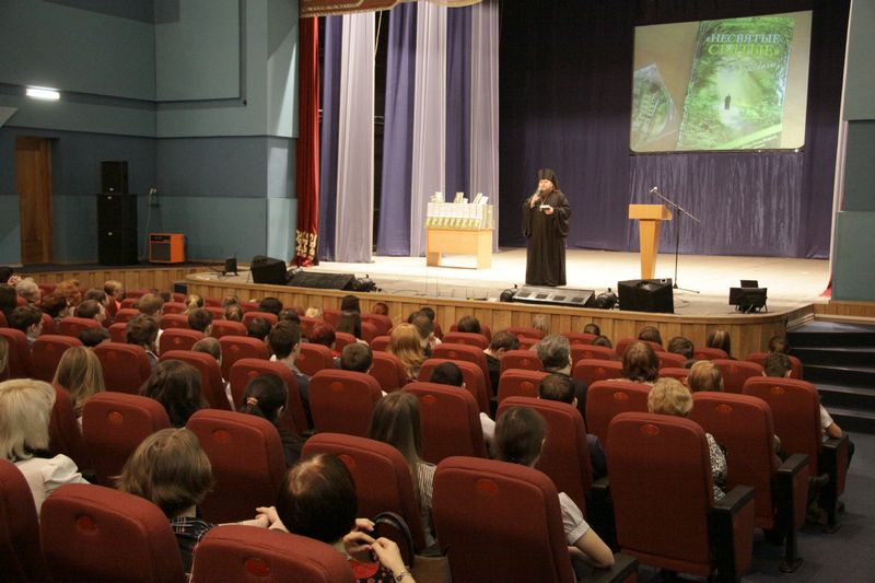 С "Несвятыми святыми" познакомили биробиджанцев