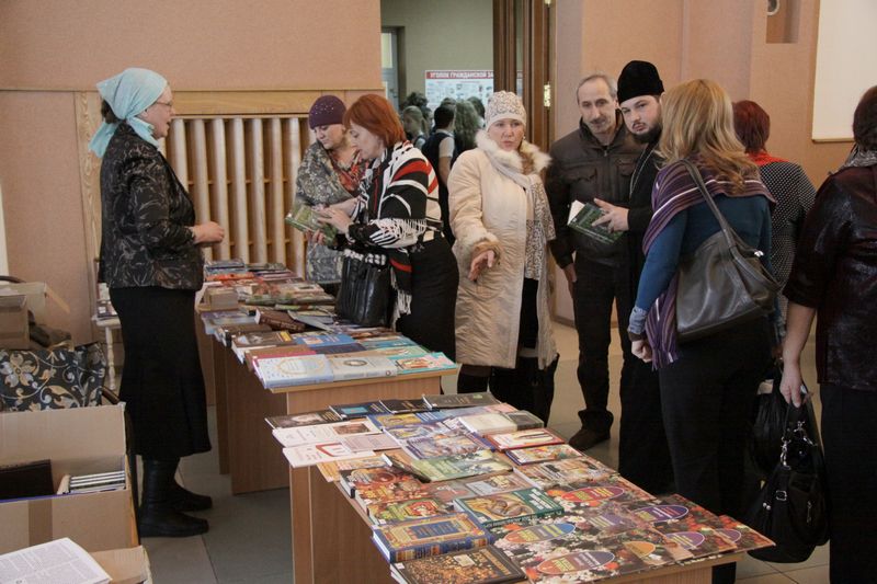 В фойе дворца культуры была развернута выставка-ярмарка
