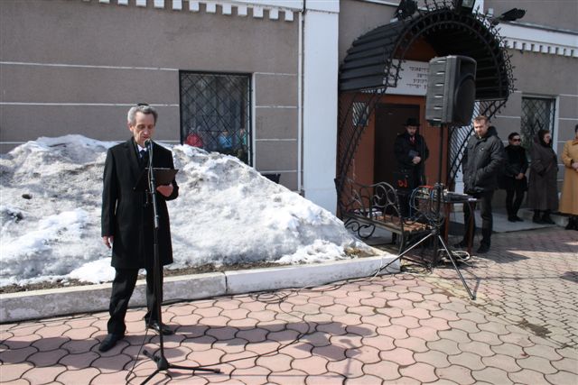Выступает председатель общины Роман Ледер