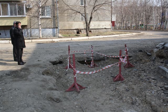 Провал на дороге должны были засыпать 12 апреля