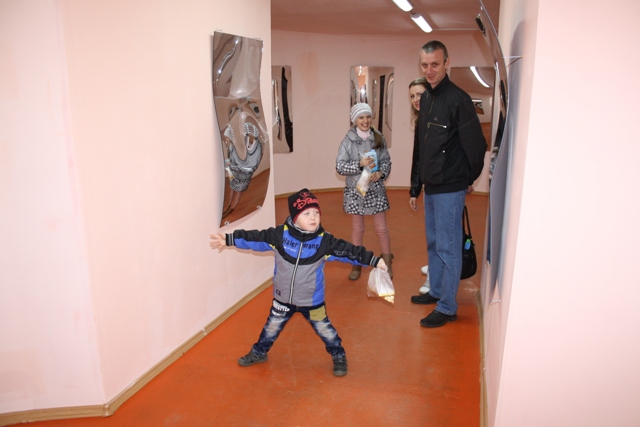 В комнате смеха