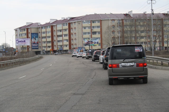 Первая группа участников автопробега на улице Ленинградской
