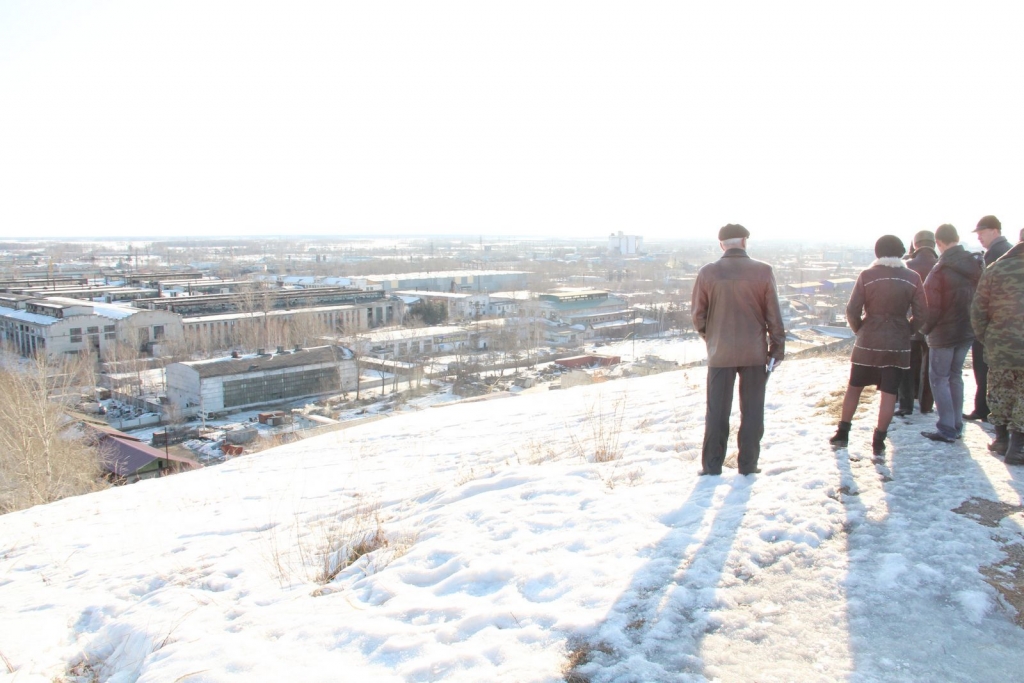 Осмотр места установки памятного креста