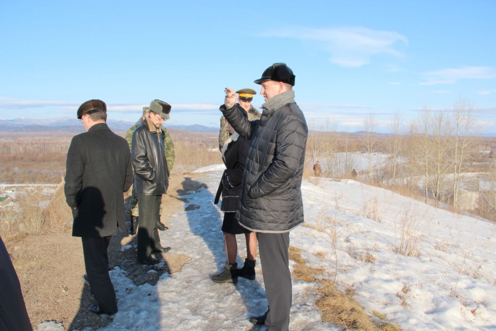 Осмотр места установки памятного креста