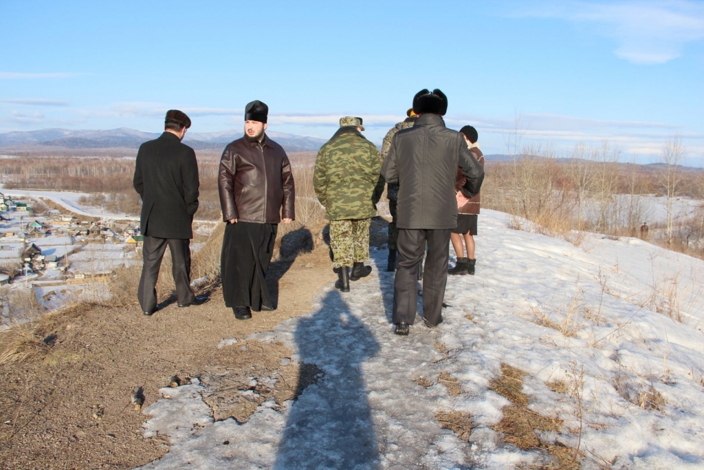 Осмотр места установки памятного креста