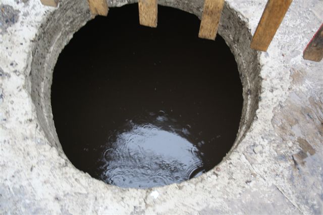 Вода стоит в специальных колодцах