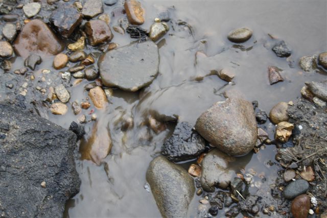 Вода стекает в подземный резервуар