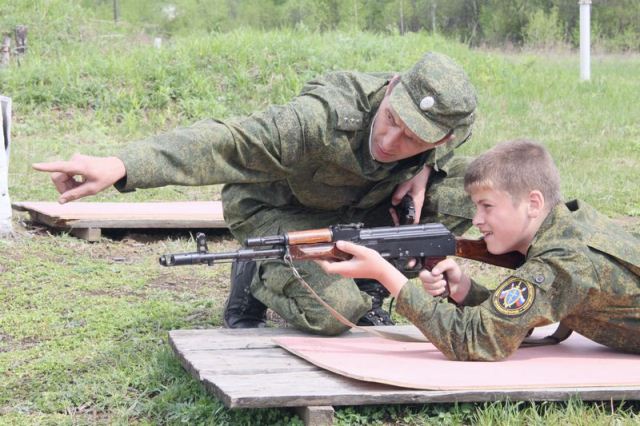 Прошли занятия по сборке и разборке автомата, изготовке для стрельбы лежа, Фото с места события из других источников