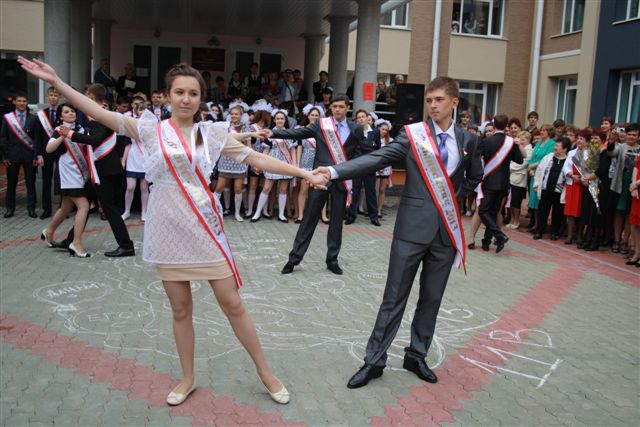 Прощальный школьный вальс, Фото с места события собственное