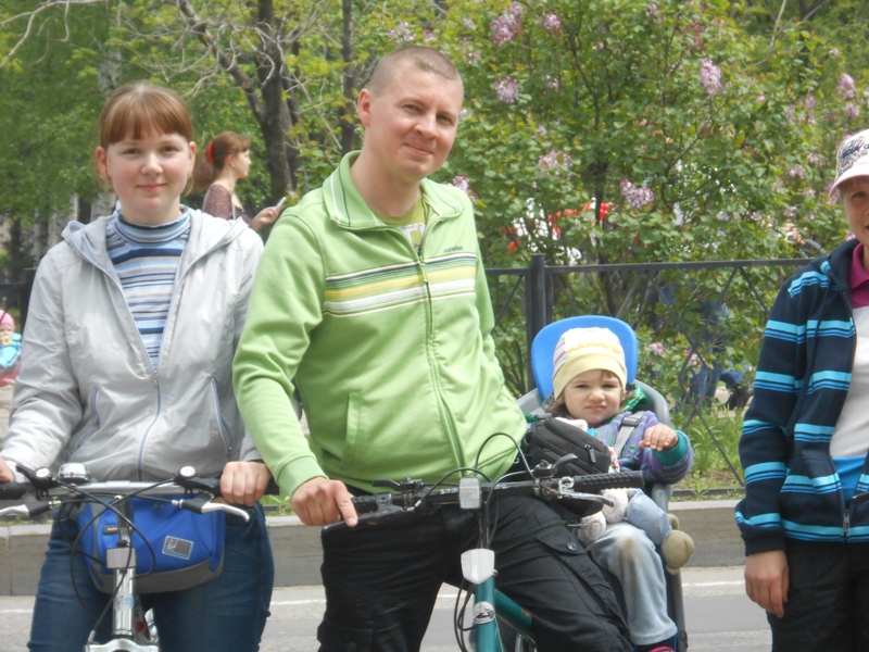 Тех, кто еще не умеет ездить самостоятельно, везли родители, Фото с места события собственное