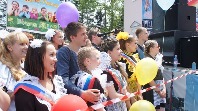 Ребята собрались на площади перед ГДК, Фото с места события собственное