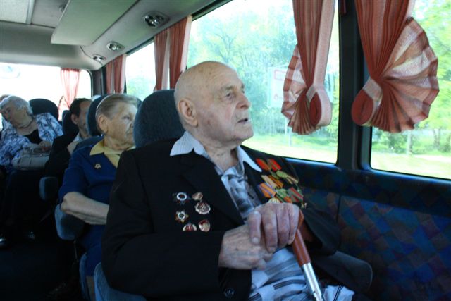 На вековой юбилей участнику войны Елисею Вострикову подарили экскурсию по Биробиджану, Фото с места события собственное