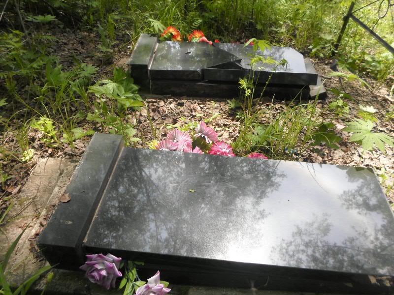 На облученском кладбище надругались над могилами, Фото с места события из других источников