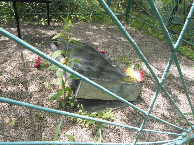 На облученском кладбище надругались над могилами, Фото с места события из других источников