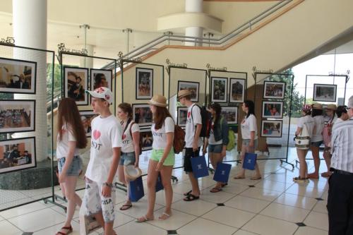 На фотовыставке Ефима Вепринского, Фото с места события из других источников