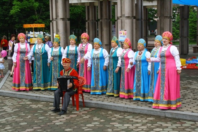 Выступает ансамбль народной русской песни Калинка, Фото с места события собственное